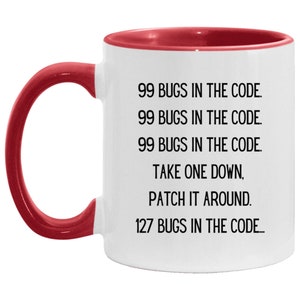 Może przedstawiać: Biały ceramiczny kubek do kawy z czerwonym rantem i uchwytem. Kubek ma czarny tekst, kt&oacute;ry brzmi "99 bugs in the code. 99 bugs in the code. 99 bugs in the code. Take one down, patch it around. 127 bugs in the code..."