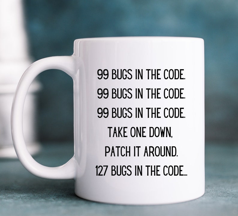 Może przedstawiać: Biały ceramiczny kubek do kawy z czarnym tekstem, kt&oacute;ry brzmi: "99 błęd&oacute;w w kodzie. 99 błęd&oacute;w w kodzie. 99 błęd&oacute;w w kodzie. Usuń jeden, napraw. 127 błęd&oacute;w w kodzie..."