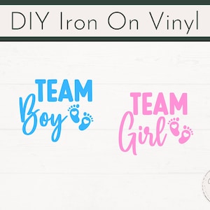 Puede incluir: Vinilo de transferencia térmica DIY con las frases "Team Boy" en azul y "Team Girl" en rosa. Cada frase incluye un diseño de huella. El texto está sobre un fondo blanco con una pancarta verde oscuro en la parte superior.