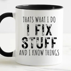 Könnte beinhalten: Weiße Keramik-Kaffeetasse mit schwarzem Rand und Henkel. Die Tasse hat einen schwarzen Text mit der Aufschrift "Thats what I do I fix stuff and I know things".