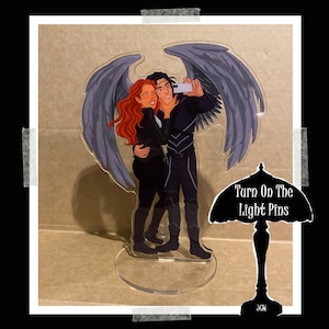 Crescent City - Sarah J Maas 'Smile For Me Babe' Bryce Quinlan und Hunt Athalar Acryl Standee