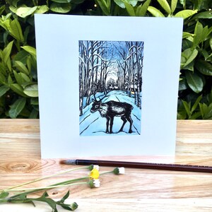 Renne sur une promenade en forêt, une carte de voeux dessinée et peinte à la main