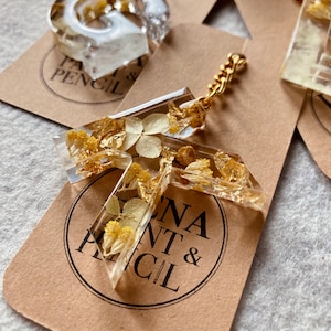 Personalisierte Buchstaben Schlüsselanhänger, mit Trockenblumen, Custom Key Chain, Custom Resin Key Chain, Weihnachtsgeschenk Gastgeschenk