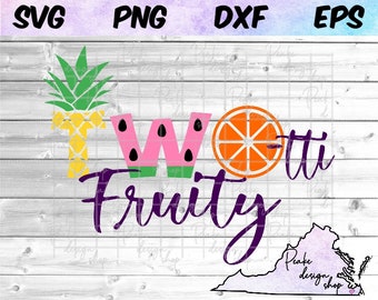 Op de afbeelding: Een digitaal ontwerp met de tekst "Two-tti Fruity" in paars met een watermeloen, ananas en sinaasappelschijf als afbeelding. Het ontwerp is op een witte houten achtergrond.