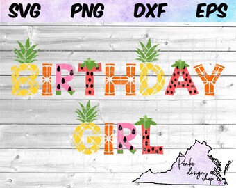 Op de afbeelding: Een kleurrijk digitaal ontwerp met het woord "BIRTHDAY GIRL" in een lettertype met fruitthema. De letters zijn gemaakt van ananas, watermeloenen en aardbeien.