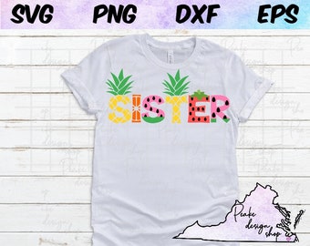Op de afbeelding: Wit T-shirt met het woord "SISTER" gespeld in kleurrijke fruitontwerpen. De letters zijn gemaakt van ananas, watermeloen en aardbeien.
