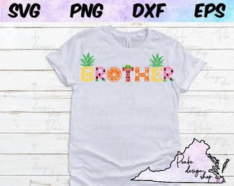 Op de afbeelding: Een wit T-shirt met het woord "BROTHER" gespeld in kleurrijke fruitontwerpen. De letters zijn gemaakt van ananas, watermeloen, sinaasappels en aardbeien.