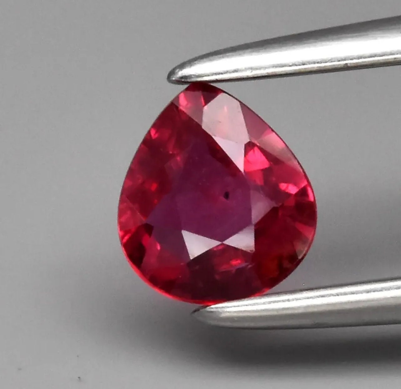 Rubis Naturel 1,32 Carats - Madagascar - Coupe Ovale Facettée - Traité Par Chauffage