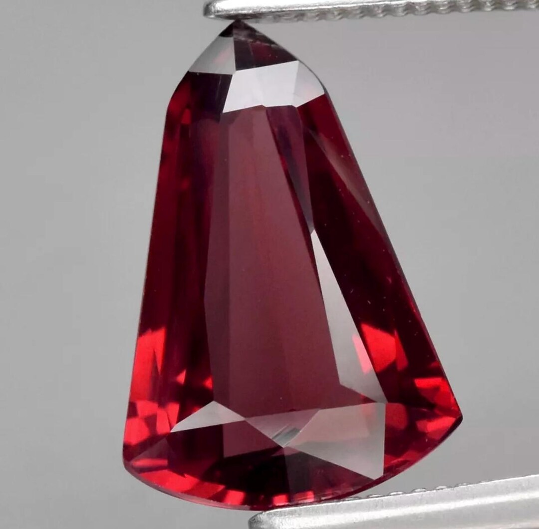 Sublime Rhodolite de Madagascar VVS 2.29 carats - France