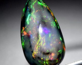 RARE !! OPALE NOIRE ET MULTICOLORE D'ETHIOPIE : 1,48 CARAT