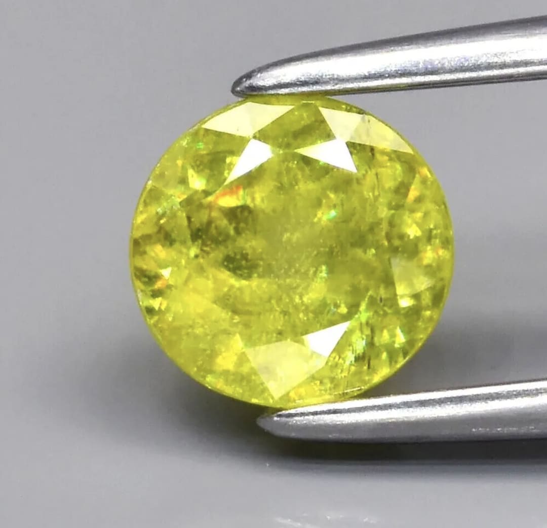 RARE !! JOLIE SPHENE JAUNE VERT DE MADAGASCAR : 1,51 CARAT