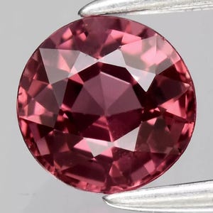 Saphir Rose Pourpre Du Mozambique Rare - 0,48 Carat, 6.5x4.5 Mm, Traité Par Chauffage