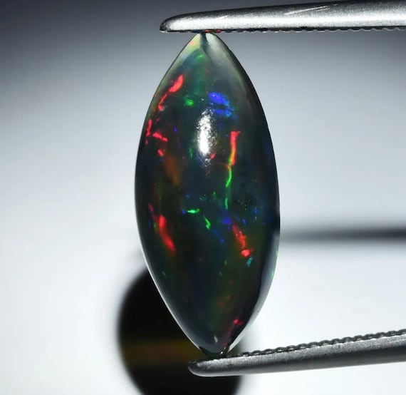 Ravissante Opale noire d'Ethiopie 1.81 carat - France