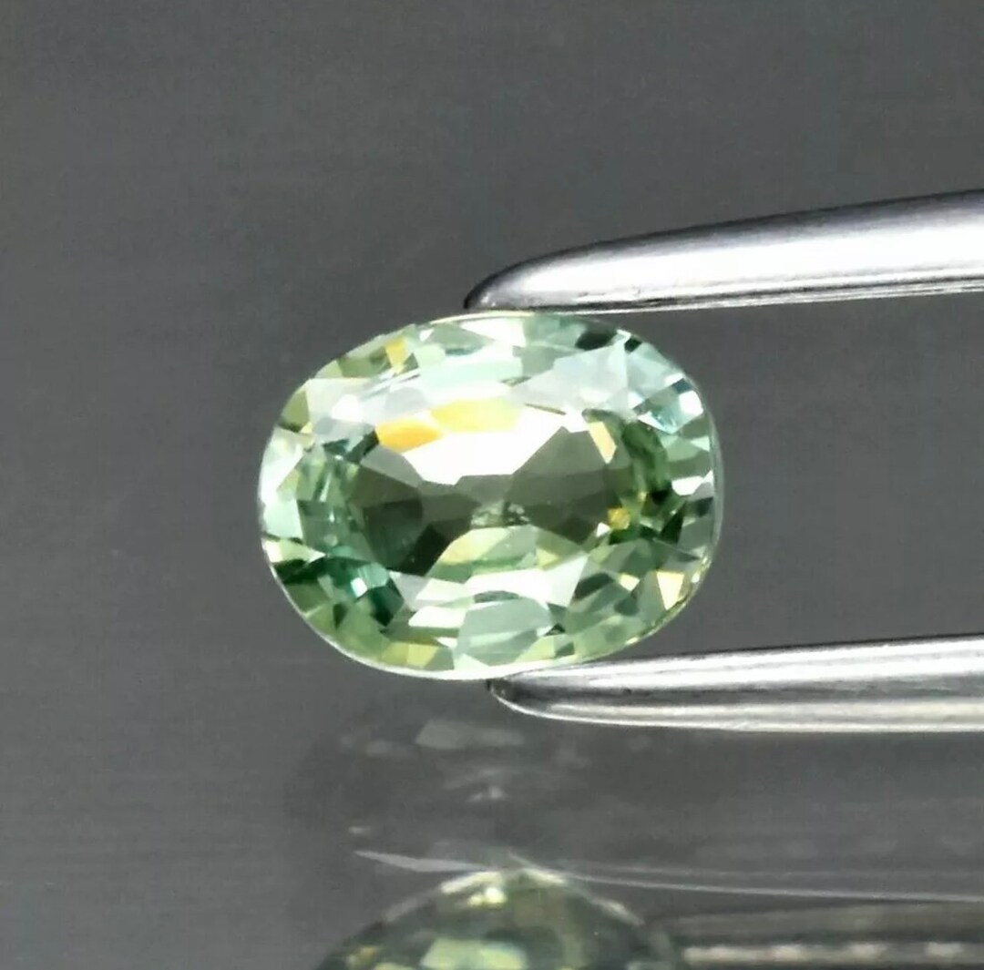 RARE !! SAPHIR VERT D'AUSTRALIE : 6.2 mm x 4.8 mm
