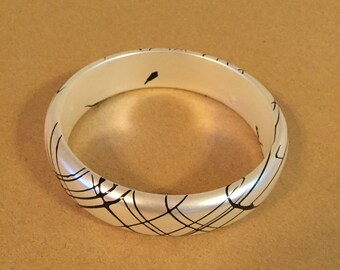 Vintage Plastic Bangle. Has Simple but Classy Hand Painted Designs. Nice Look.