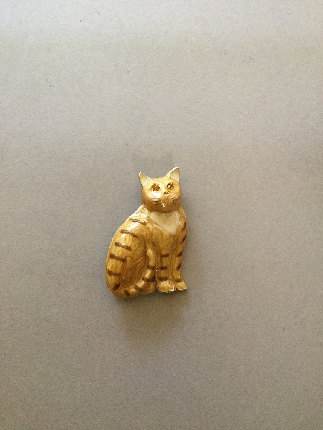 Broche Vintage Signée DAG - Chat Doré Texturé, Yeux Strass Vert - Bijou Occasion
