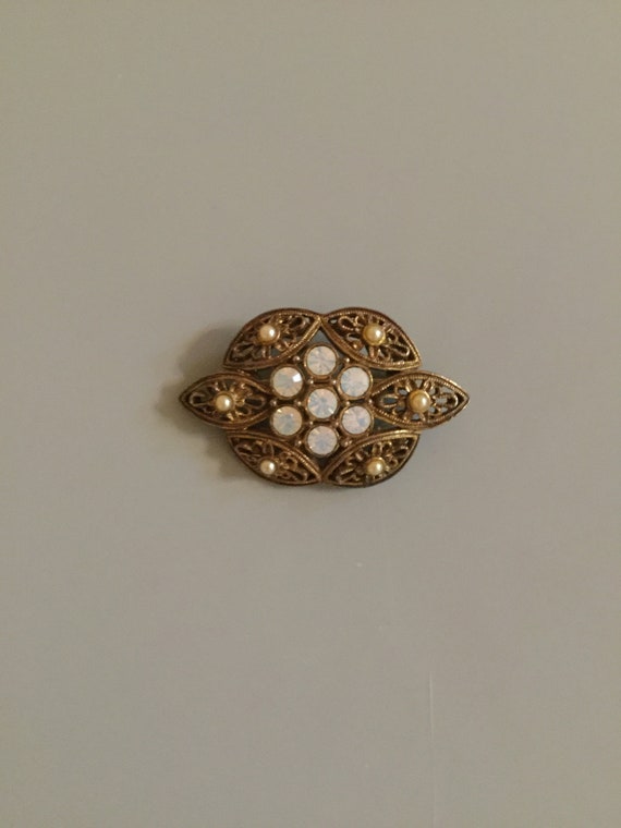 Vintage Sara Cov Rhinestone Brooch. Has Beautiful Rhinestones and