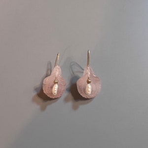 14K Solid Gold Flower Earrings. Has Beautiful Fresh Water Pearls. Sweet and Elegant.