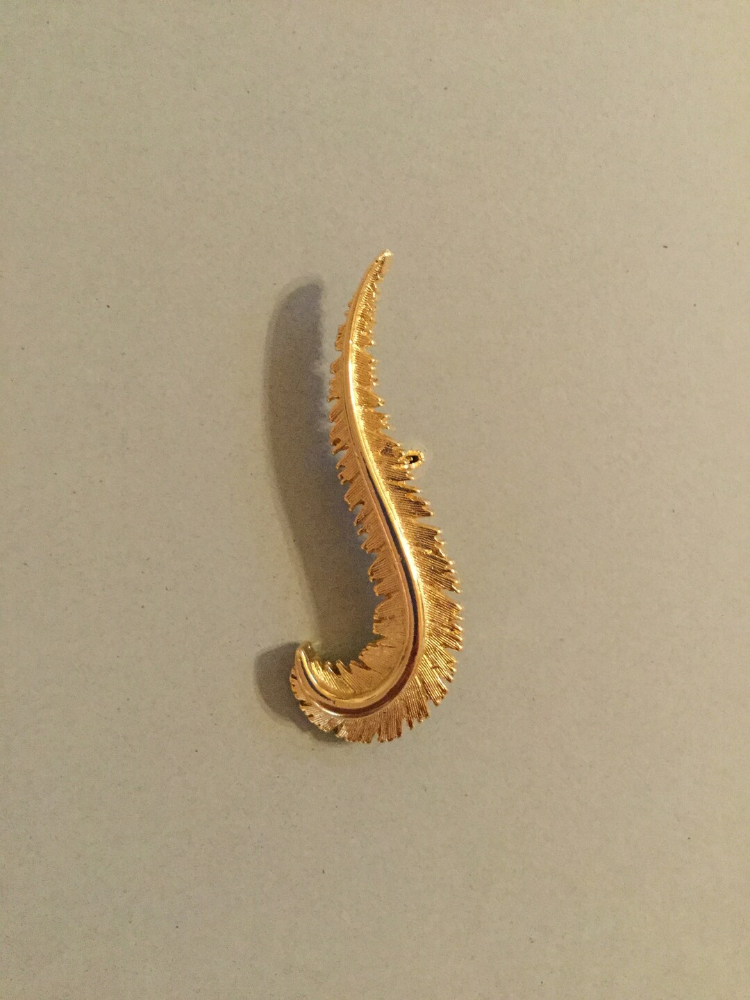 Broche Fantaisie Vintage - Métal Doré - Style Rétro Et Élégant (Occasion)