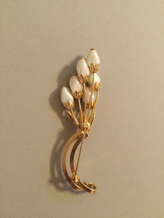 Vintage Flower Brooch with Beautiful Opalescent B… - image 4