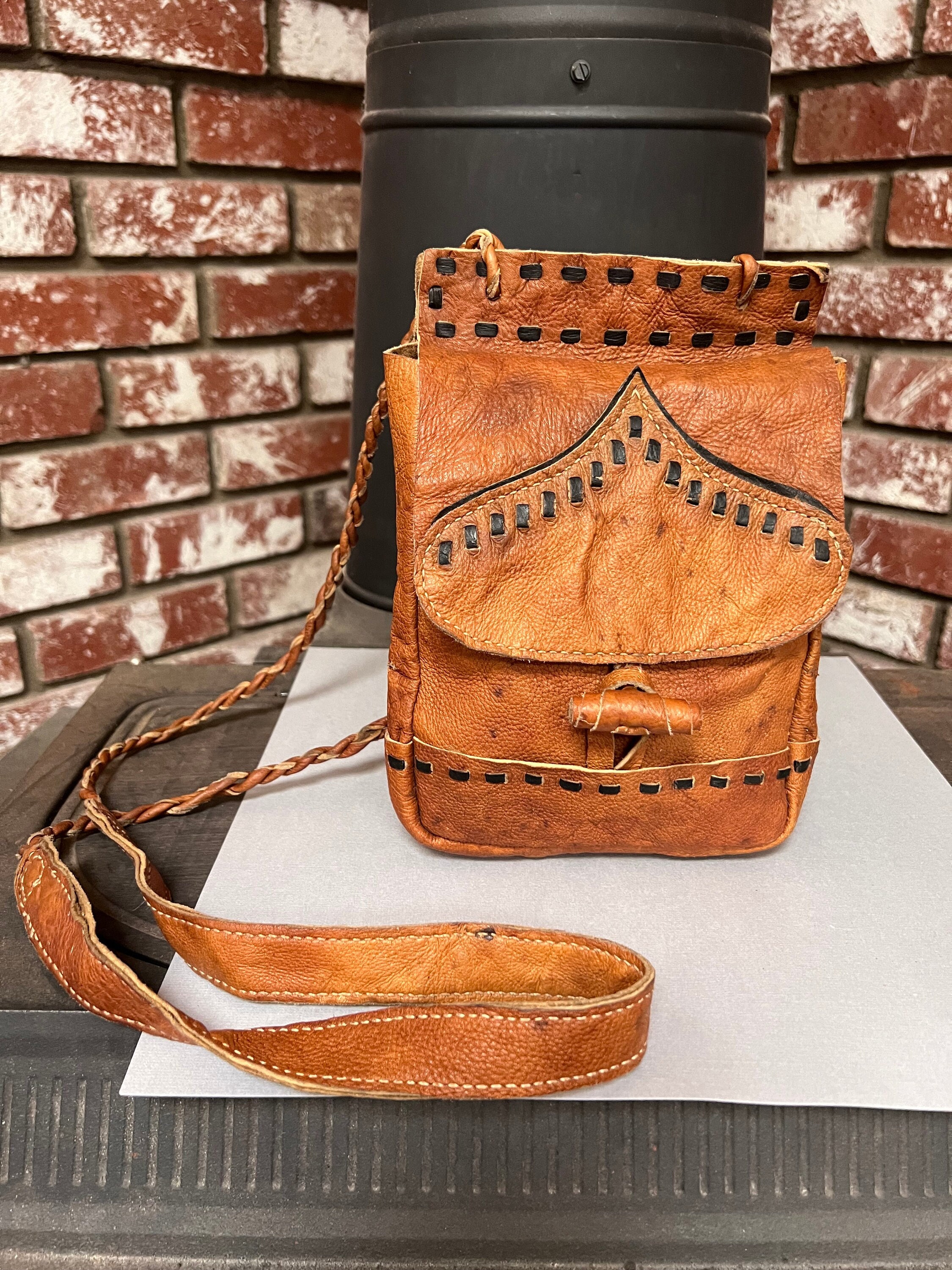 Vintage Leather Handbag/shoulder Bag/crossbody Bag. Has Vintage Leather Handbag/shoulder Bag/crossbody Bag. Has