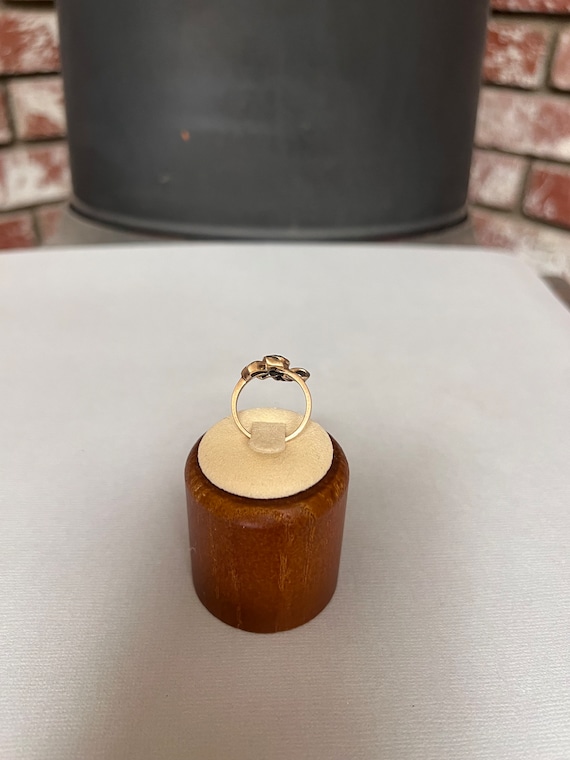 Vintage 10K Solid Gold Bow Ring with Beautiful Emeral… Gem