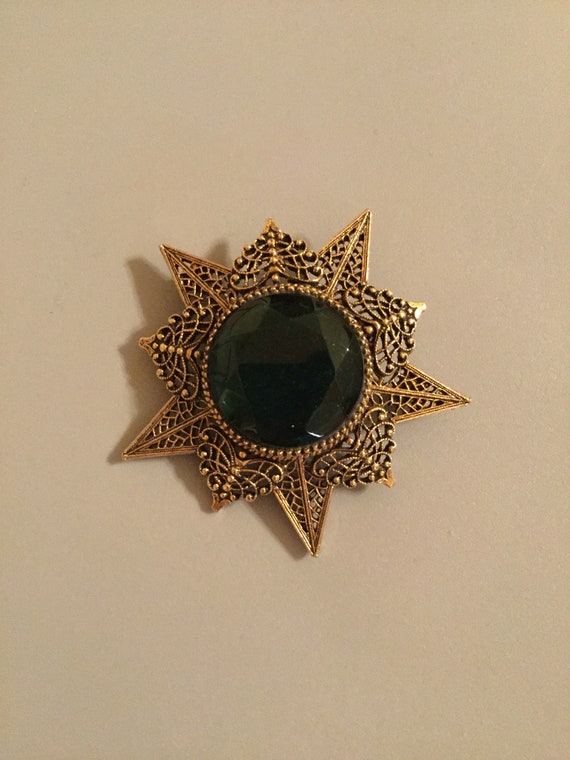 Vintage Brooch by Art. Has a beautiful design with