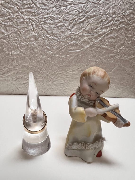 14K Solid Gold Ring. Has two beautiful elephant d… - image 9