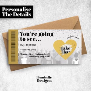 K&ouml;nnte beinhalten: Ein personalisiertes Ticketdesign mit dem Text "You're going to see..." und "Take That" auf einem gelben Herz. Enth&auml;lt Datum, Veranstaltungsort und Nachrichtendetails. Das Ticket befindet sich auf einem braunen Umschlag.