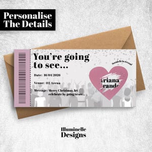 K&ouml;nnte beinhalten: Ein personalisiertes Ticketdesign mit dem Text "You're going to see..." und einem rosa Herz mit "ariana rande" darauf. Das Ticket befindet sich auf einem braunen Umschlag mit dem Text "Personalise The Details" und "Illuminelle Designs".