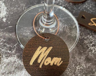 Dijes rústicos personalizados para vino de boda, marcadores para copas de vino, etiquetas para bebidas personalizadas, etiquetas para vino con nombre, etiquetas de madera para bebidas