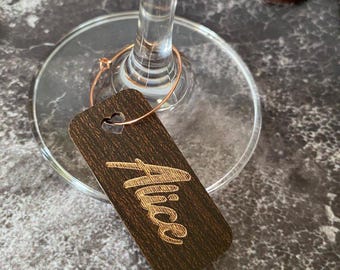 Dijes rústicos personalizados para vino de boda, marcadores para copas de vino, etiquetas para bebidas personalizadas, etiquetas para vino con nombre, etiquetas de madera para bebidas
