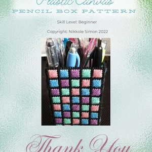 Op de afbeelding: Een plastic canvas patroon voor een potlooddoos. Het patroon is voor beginners en heeft een kleurrijk ontwerp met roze, blauwe, groene en paarse vierkanten. De afbeelding bevat de tekst "Plastic Canvas Pencil Box Pattern", "Skill Level: Beginner" en "Copyright: Nikkole Simon 2022".