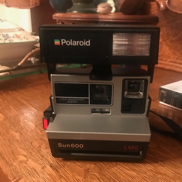 1980 vintage Polaroid SUN600 LMS instant camera.