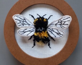 Handgestickte Bumble Bee Wandkunst / Handstickerei / Textilkunst / Stickkunst