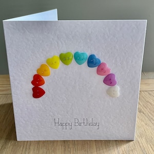 Handgemaakte regenboog gelukkige verjaardag button kunstkaart, op bestelling gemaakt