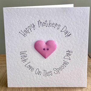 Biglietto d'auguri fatto a mano con bottone a forma di cuore per la festa della mamma, vuoto all'interno o personalizzato su ordinazione.