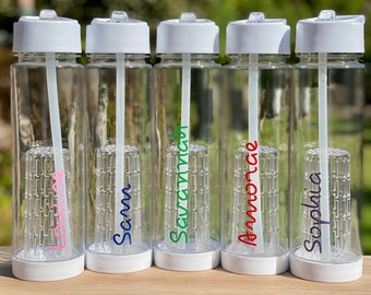 Gourde personnalisée pour boissons pour sportifs. Bouteille transparente réutilisable avec paille et infuseur à fruits amovible. Cadeau, École, EVJF, Salle de sport