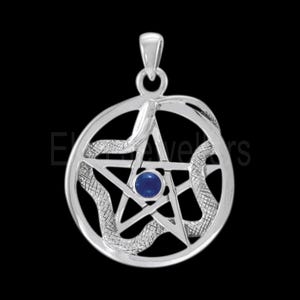 Könnte beinhalten: Silberner Anhänger mit einem Pentagramm-Design und einem blauen Mittelstein. Zwei Schlangen sind um den Stern verschlungen, und der Anhänger hat eine Schlaufe für eine Kette. Der Hintergrund ist schwarz.