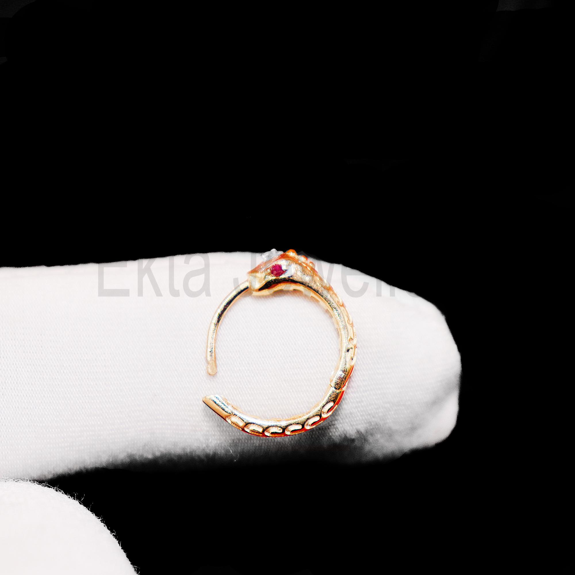 Orecchini a cerchio con uroboro in argento sterling 925 fatti a mano con diamanti e rubini incastonati - Italia