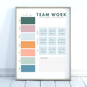 Könnte beinhalten: Ein druckbarer Aufgabenplan mit einem farbcodierten Raster für jeden Tag der Woche. Der Plan ist in drei Abschnitte unterteilt: "Feed Me", "Kitchen Zones" und "Fun". Der Plan enthält den Text "TEAM WORK work together, play together".