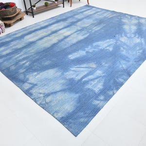 Pu&ograve; includere: Un tappeto tie-dye blu e bianco con un aspetto sbiadito e vintage. Il tappeto ha una superficie morbida e testurizzata ed &egrave; perfetto per aggiungere un tocco di stile boh&eacute;mien a qualsiasi stanza.