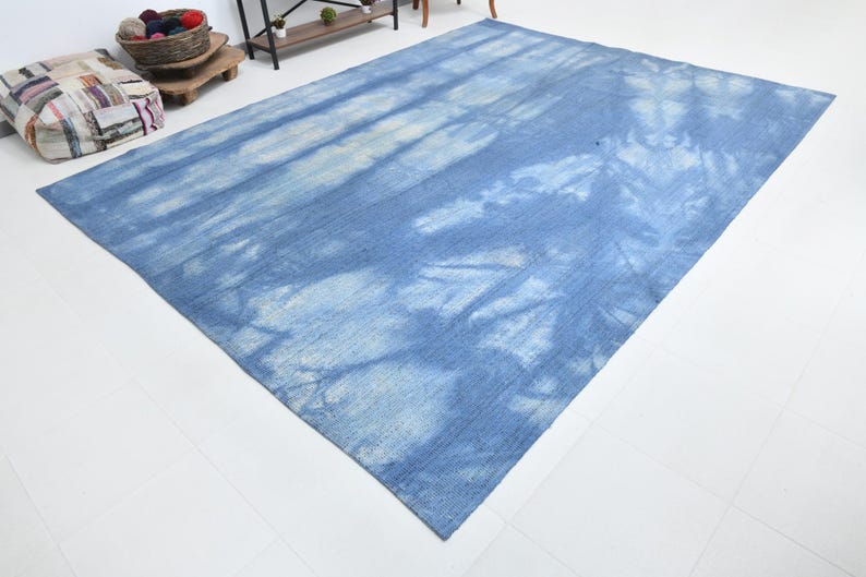 Pu&ograve; includere: Un tappeto tie-dye blu e bianco con un aspetto sbiadito e vintage. Il tappeto ha una superficie morbida e testurizzata ed &egrave; perfetto per aggiungere un tocco di stile boh&eacute;mien a qualsiasi stanza.