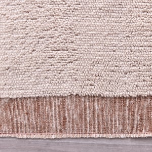 Pu&ograve; includere: Primo piano di un tappeto beige e marrone strutturato. La sezione superiore &egrave; beige chiaro con una trama nodosa, mentre la sezione inferiore &egrave; marrone scuro con un motivo intrecciato. Una striscia marrone verticale corre lungo il lato destro.