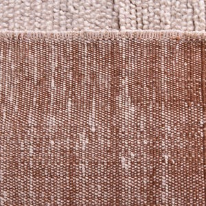 Pu&ograve; includere: Primo piano di un tappeto strutturato con bordo marrone e superficie beige a motivi. Il design del tappeto presenta un mix di trame intrecciate e ad anello, creando una superficie tattile e visivamente interessante. La palette di colori &egrave; neutra, con calde tonalit&agrave; marroni e beige.