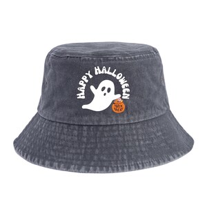 Puede incluir: Un sombrero de cubo gris oscuro con un fantasma blanco y el texto "Happy Halloween" impreso en la parte delantera. El fantasma sostiene un pequeño cubo naranja con el texto "Trick Treat" impreso en él.