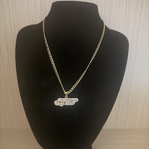 18K guldpläterat halsband i titanstål med personligt namn: Halsband med personlig text och strass