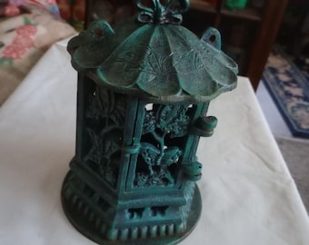 Farol japonés de hierro fundido con forma de pagoda, 9 pulgadas, con mariposas, para patio o exteriores.