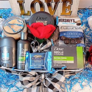 Kosz prezentowy dla niego Kosz urodzinowy na rocznicę Dzień Ojca na każdą okazję Męski Dove Bath Body Spa Orchard Blueberries Dark Chocolate Candle