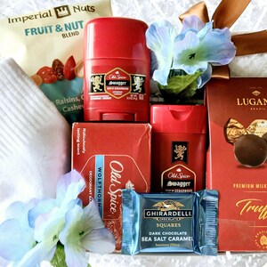 Kosz prezentowy dla mężczyzn dla niego Kosz na Dzień Ojca Urodziny Na każdą okazję Old Spice Płyn do kąpieli i ciała Dezodorant Spa Czekoladowe trufle Świeca